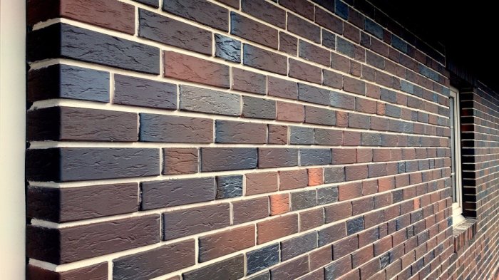 Сколько стоит положить кирпич? Сравнение цен на услуги каменщиков в 2025 году