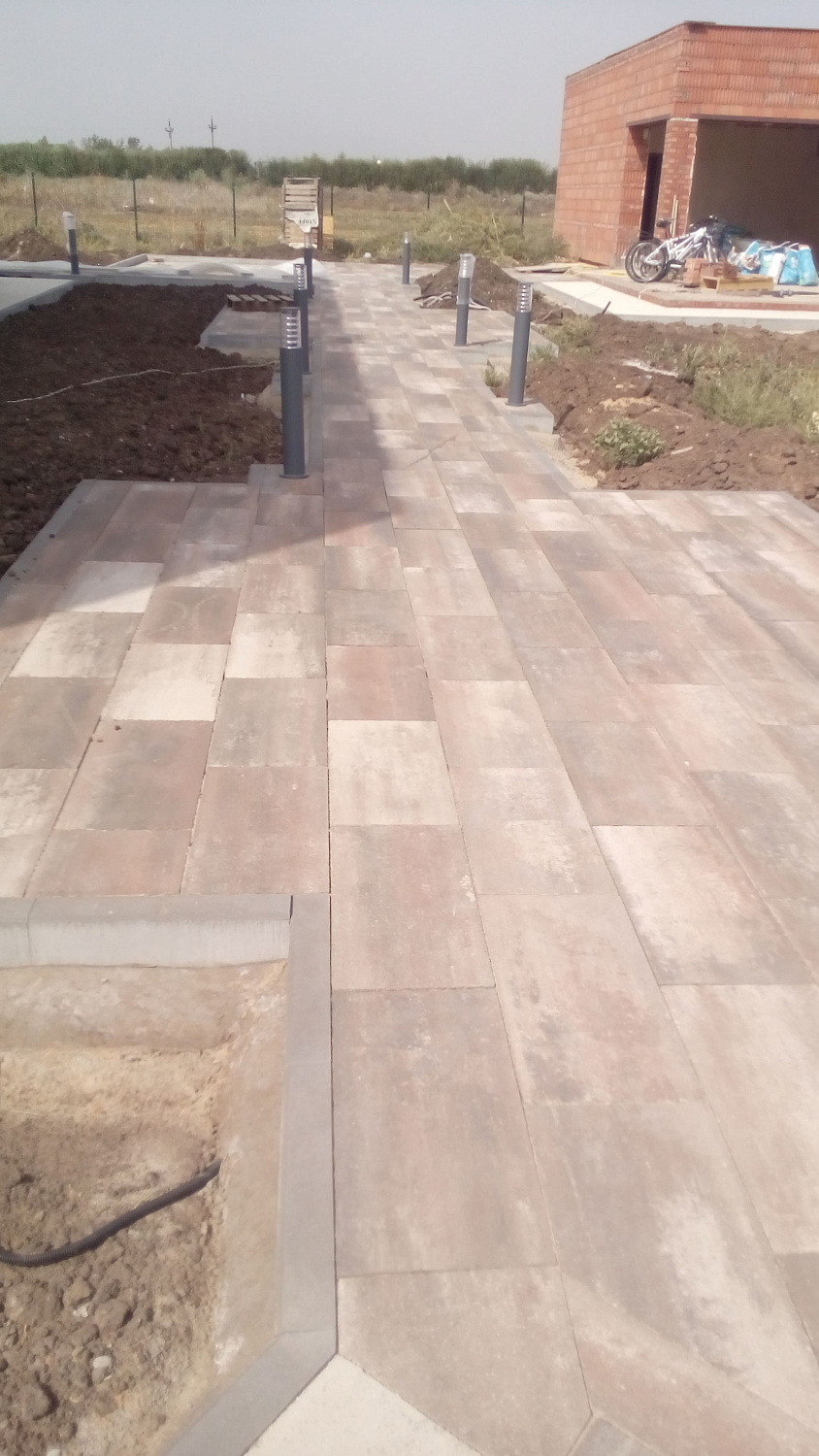 Оформление дорожек тротуарной плиткой  фирмы "Ландшафт"