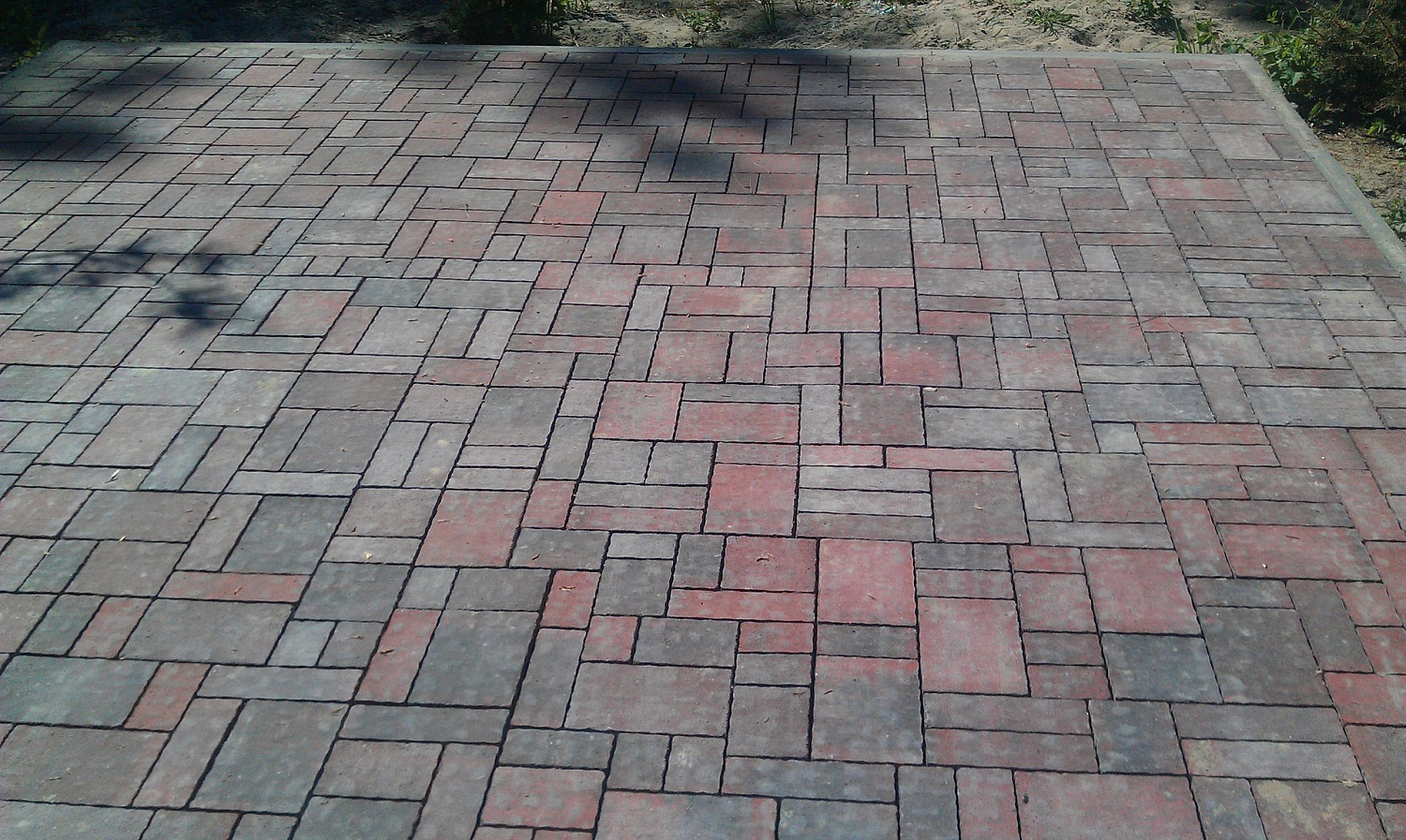Оформление дорожек тротуарной плиткой  фирмы "Ландшафт"