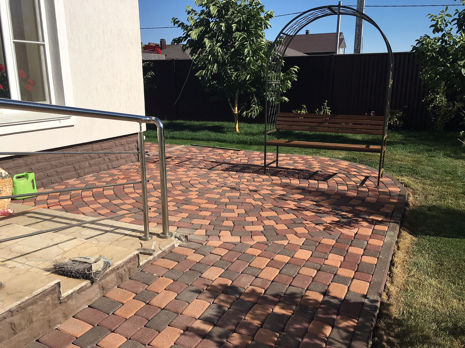 Оформление дорожек тротуарной плиткой  фирмы "Ландшафт"