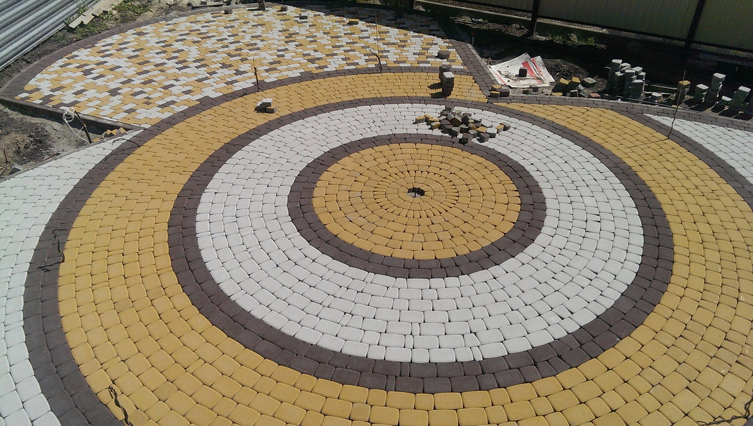 Оформление дорожек тротуарной плиткой  фирмы "Ландшафт"