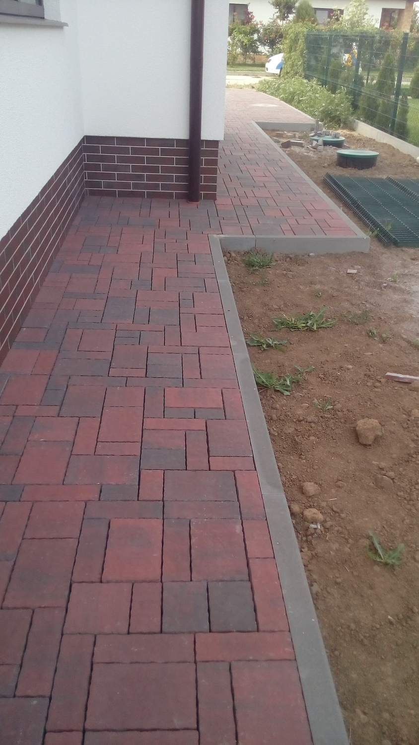 Оформление дорожек тротуарной плиткой  фирмы "Ландшафт"