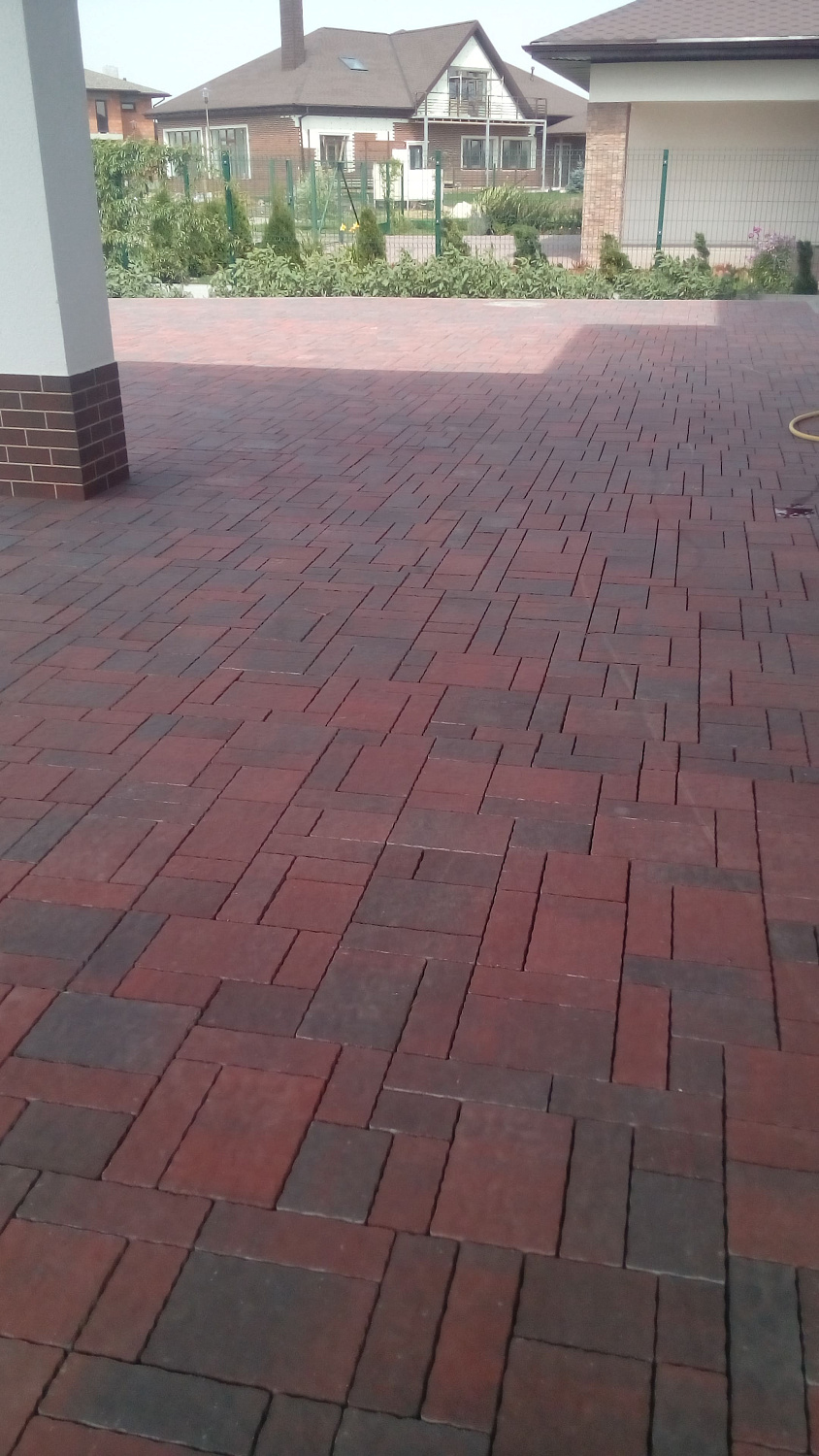 Оформление дорожек тротуарной плиткой  фирмы "Ландшафт"