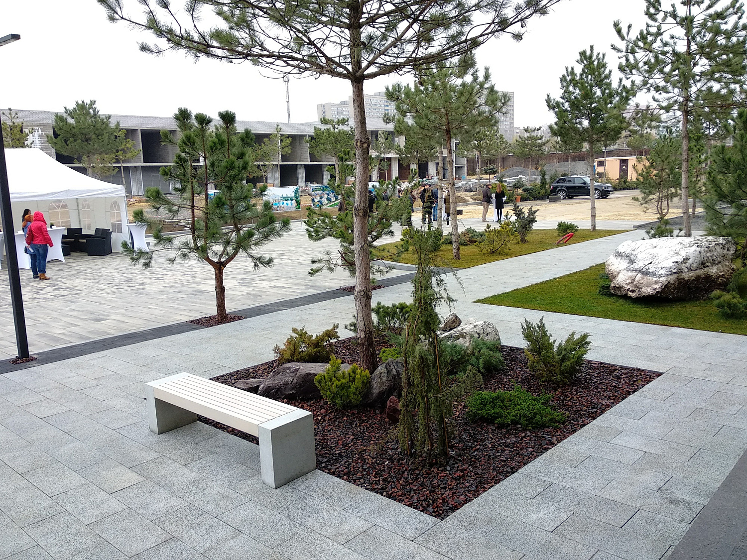 Оформление дорожек тротуарной плиткой  фирмы "Ландшафт"