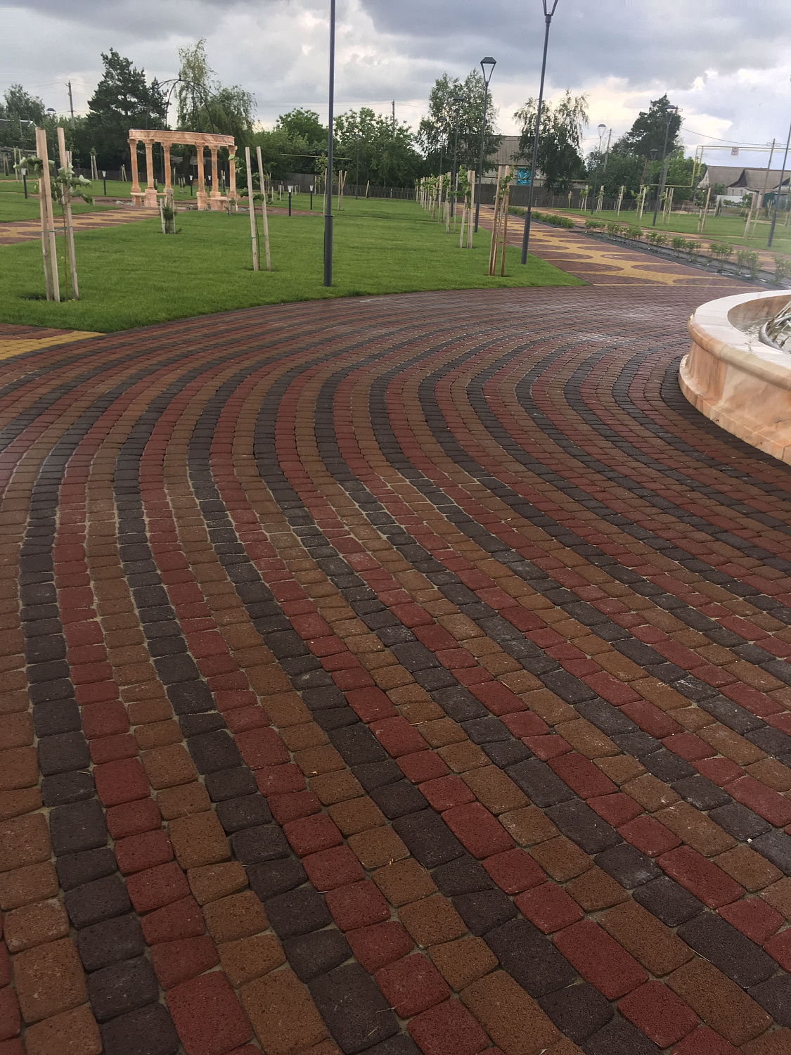 Оформление дорожек тротуарной плиткой  фирмы "Ландшафт"
