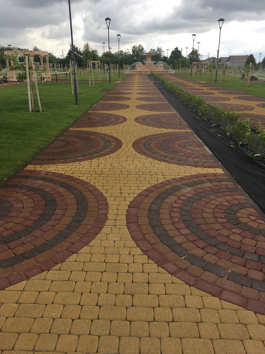 Оформление дорожек тротуарной плиткой  фирмы "Ландшафт"