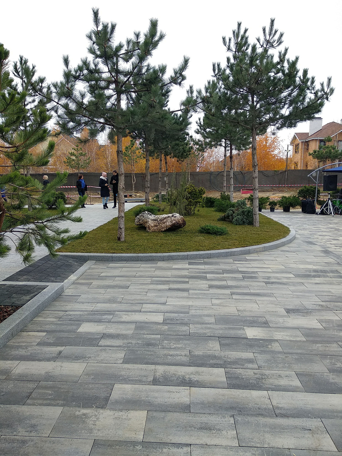 Оформление дорожек тротуарной плиткой  фирмы "Ландшафт"